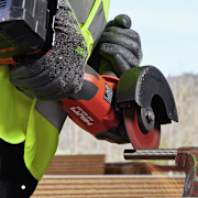 Persoon gebruikt een Hilti-haakse slijper om een metalen staaf te snijden, met vonken die wegspatten