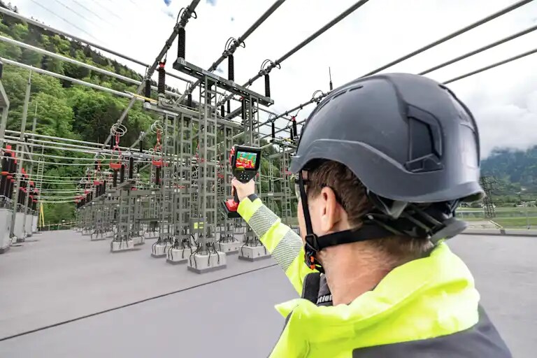 Termografering av transformatorstation med Hilti värmekamera för att identifiera varmgång och glappkontakt i högspänningsanläggning