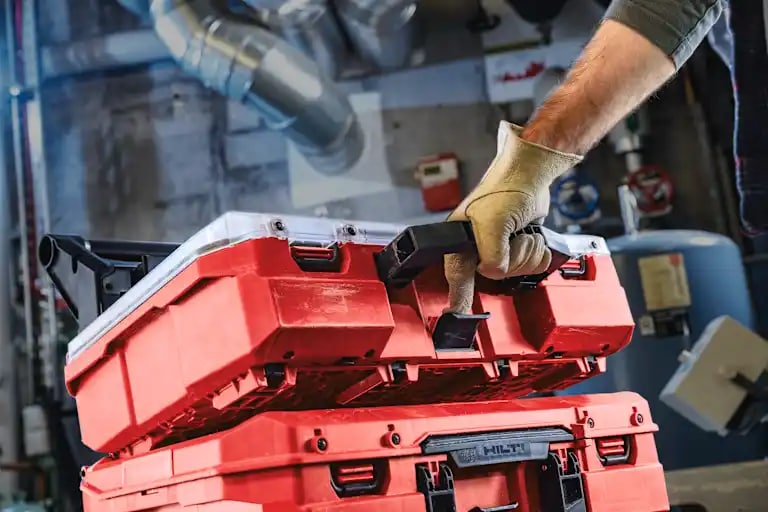 Een vakman neemt een Hilti ProKit-transportkoffer