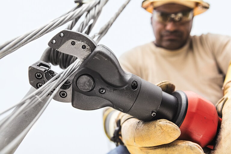 Hydraulic cable cutting tools for a modern jobsite