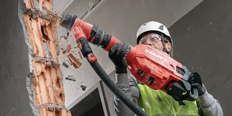 Afbeelding van man die met hakhamer werkt