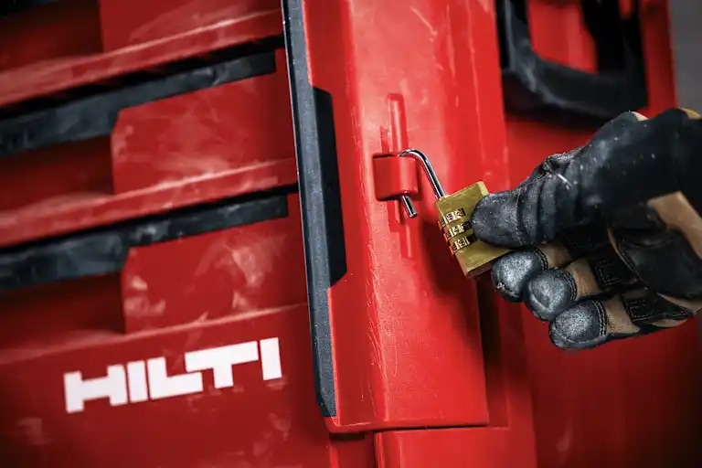 Ouvrier empilant plusieurs compartiments sur un système de rangement modulaire Hilti