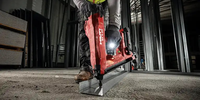 Cropped application picture of a worker using the BX4-22Cropped application picture of a worker using the BX4-22
