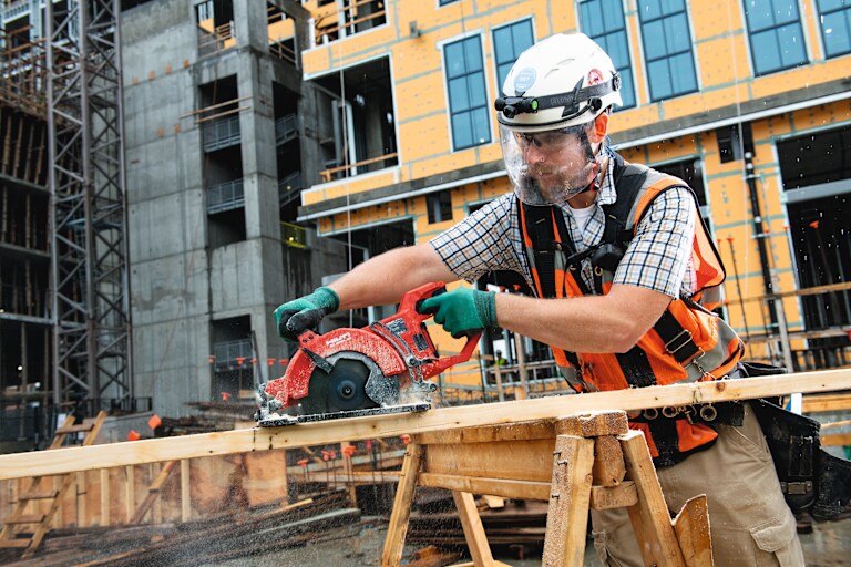 At the heart of your saw, there will be a motor that drives the tool. The motor will either be a brushless motor or carbon brush motor.