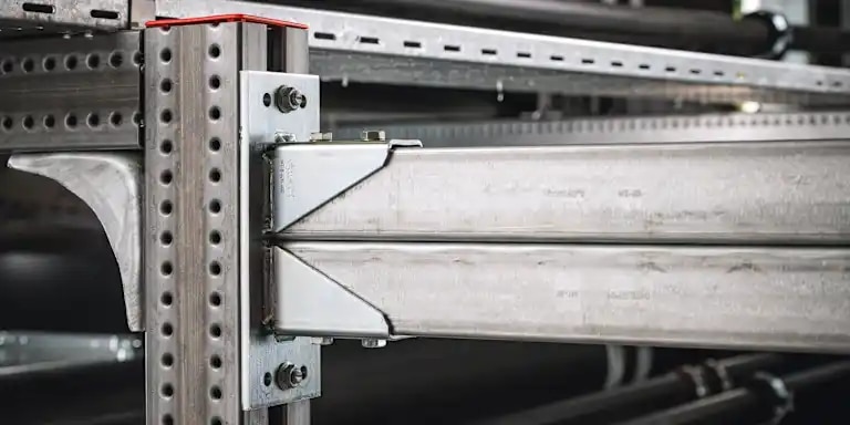 Anwendungsbild des VC 2L-22 PK Akku-Baustellensaugers und des ProKit Modulsystems zur Aufbewahrung