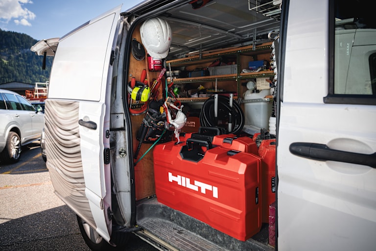 Image d’un véhicule client contenant des coffrets à outils Hilti et d’autres équipements.