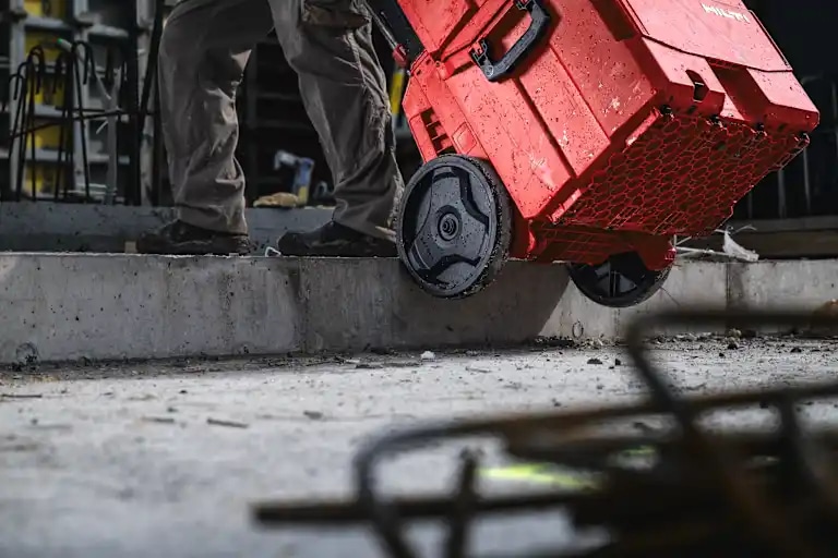 Un homme tient une roue de rechange ProKit tandis que le ProKit apparaît en arrière-plan