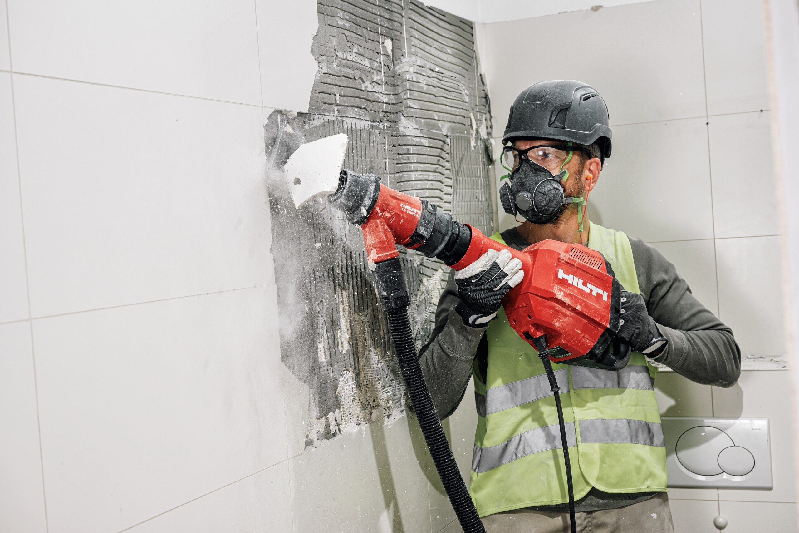 Pekerja menggunakan Jack Hammer Hilti TE 600-AVR untuk bobok dinding