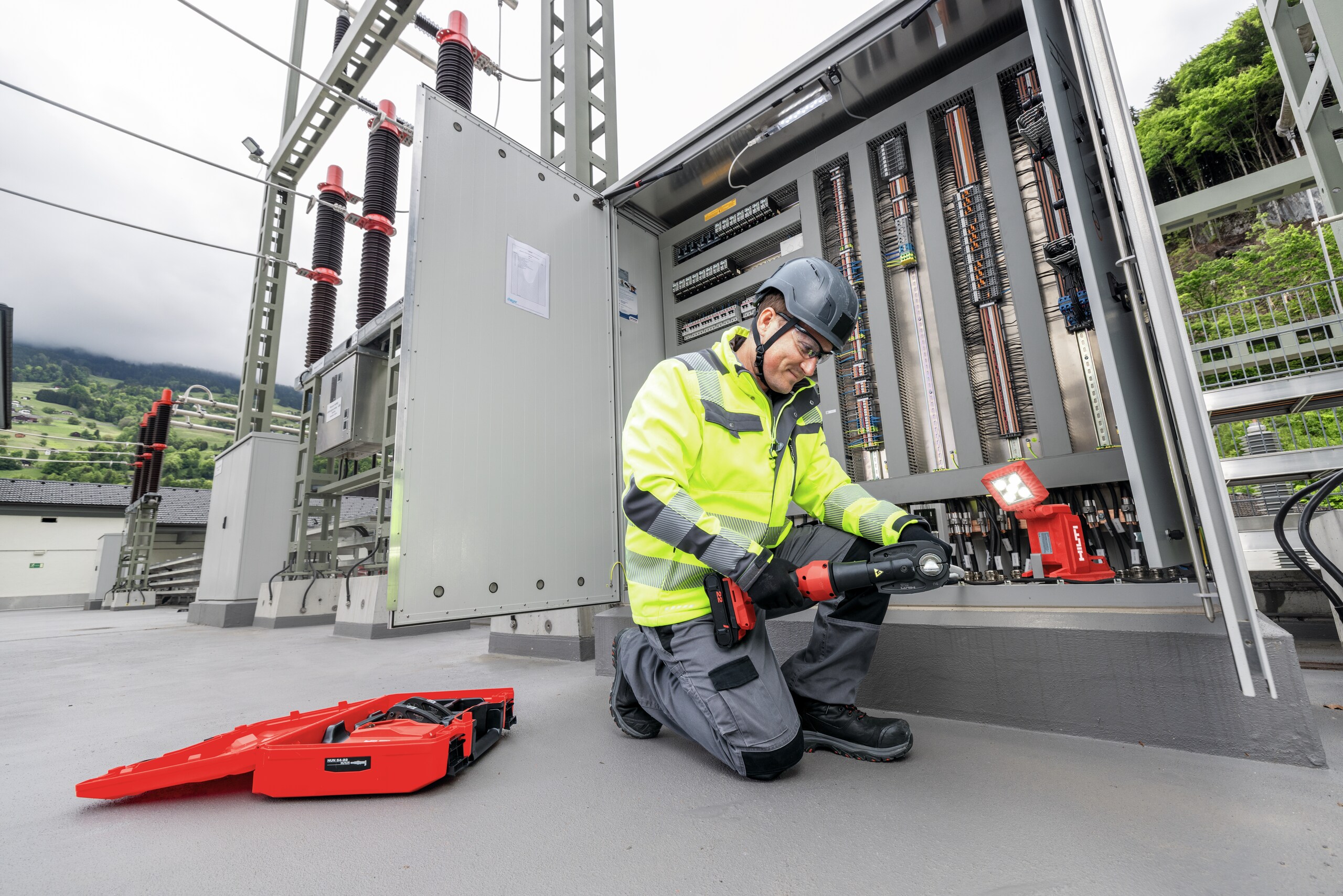 Hydraulic cable crimper tools for a modern jobsite