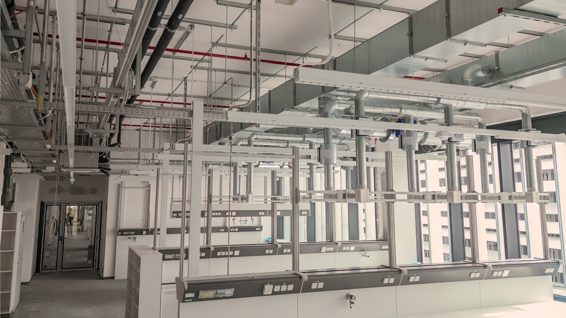 Innenansicht einer Baustelle mit installiertem modularem Schienensystem.
