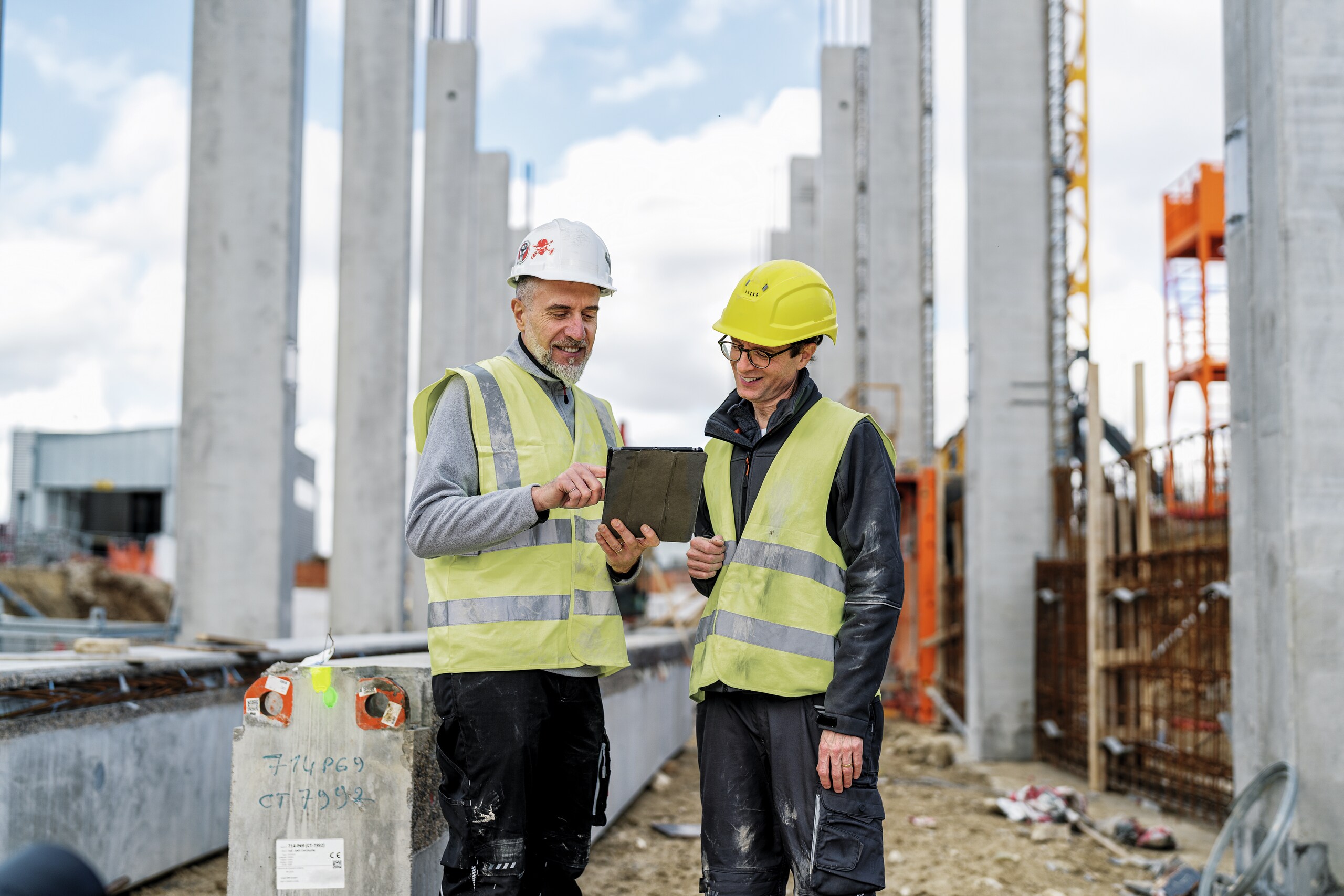 Ouvriers sur chantier examinant des plans de construction