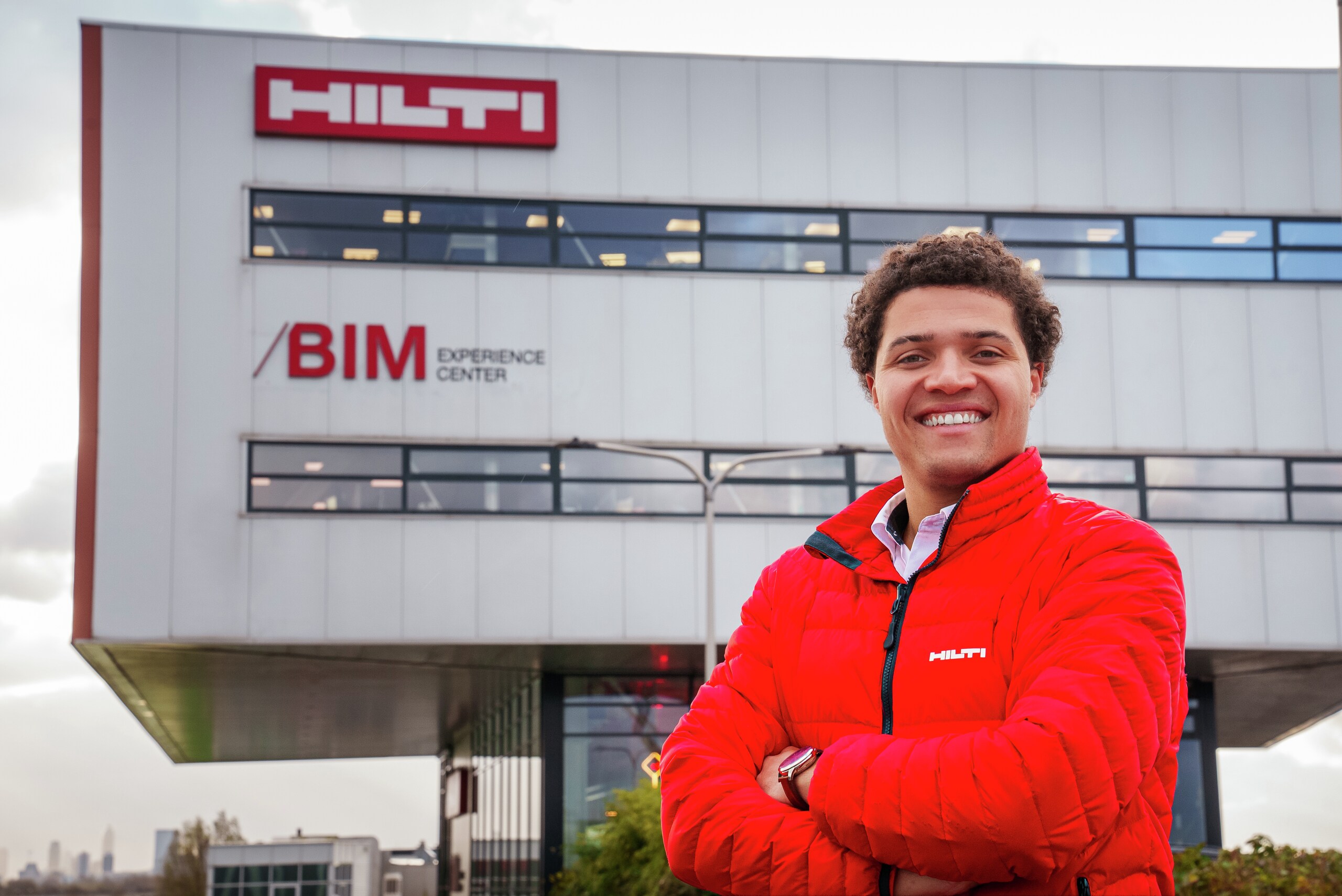 Man voor Hilti kantoor