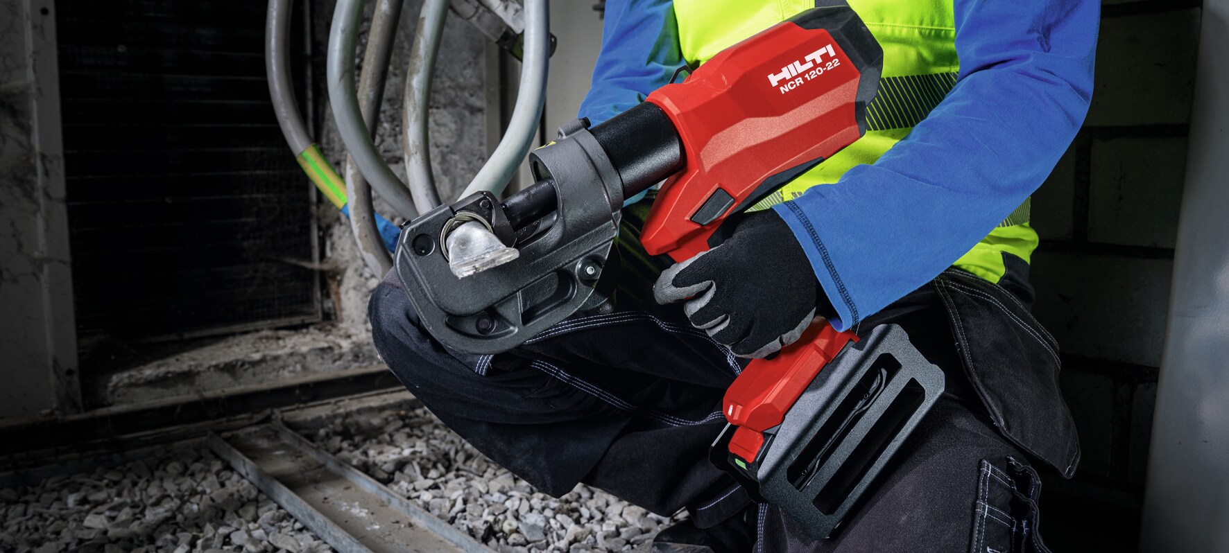 Application picture of NCR 120-22 hydraulic crimper with B22-55 battery crimping large-size copper wire