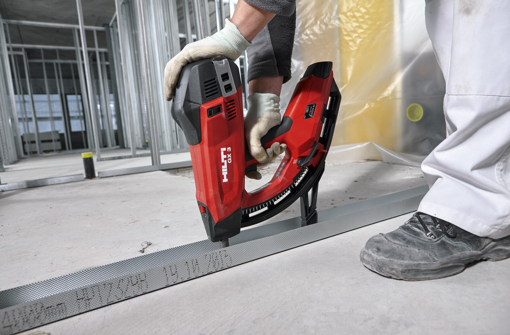 Person som använder spikpistol