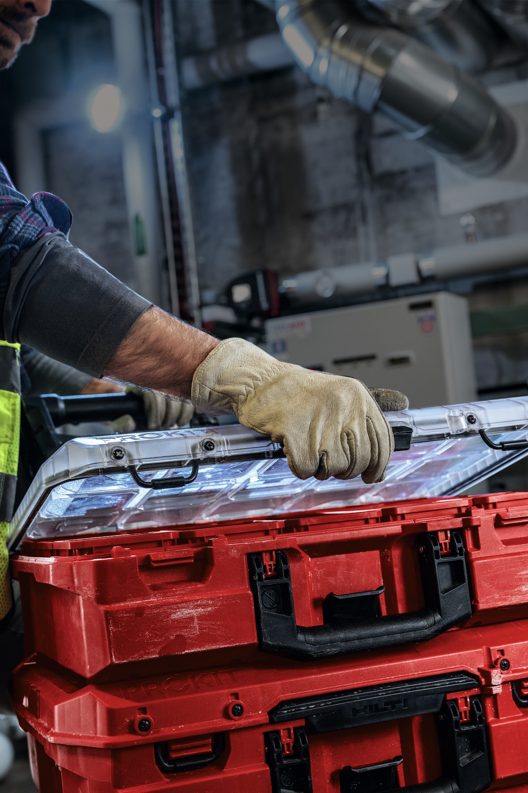 Auto-latch lid helps stops items falling out when latches are not closed properly.