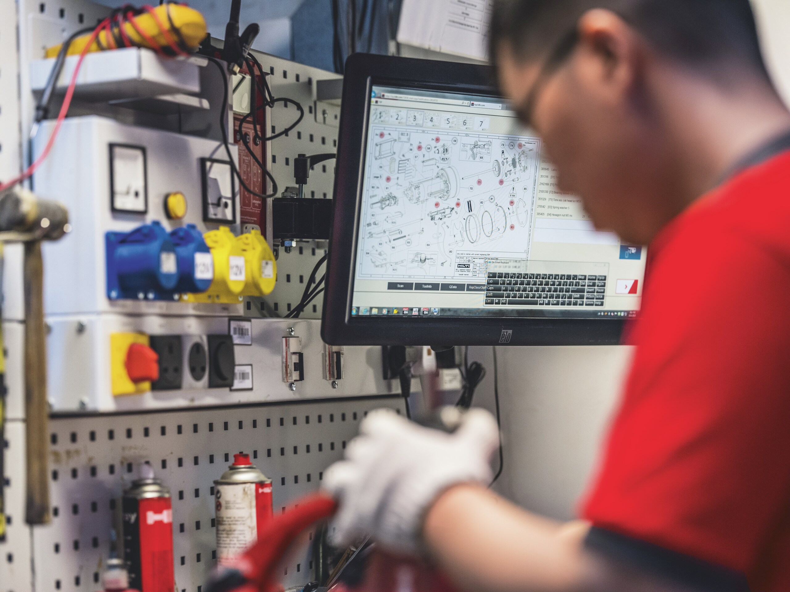 Persona en taller de herramientas