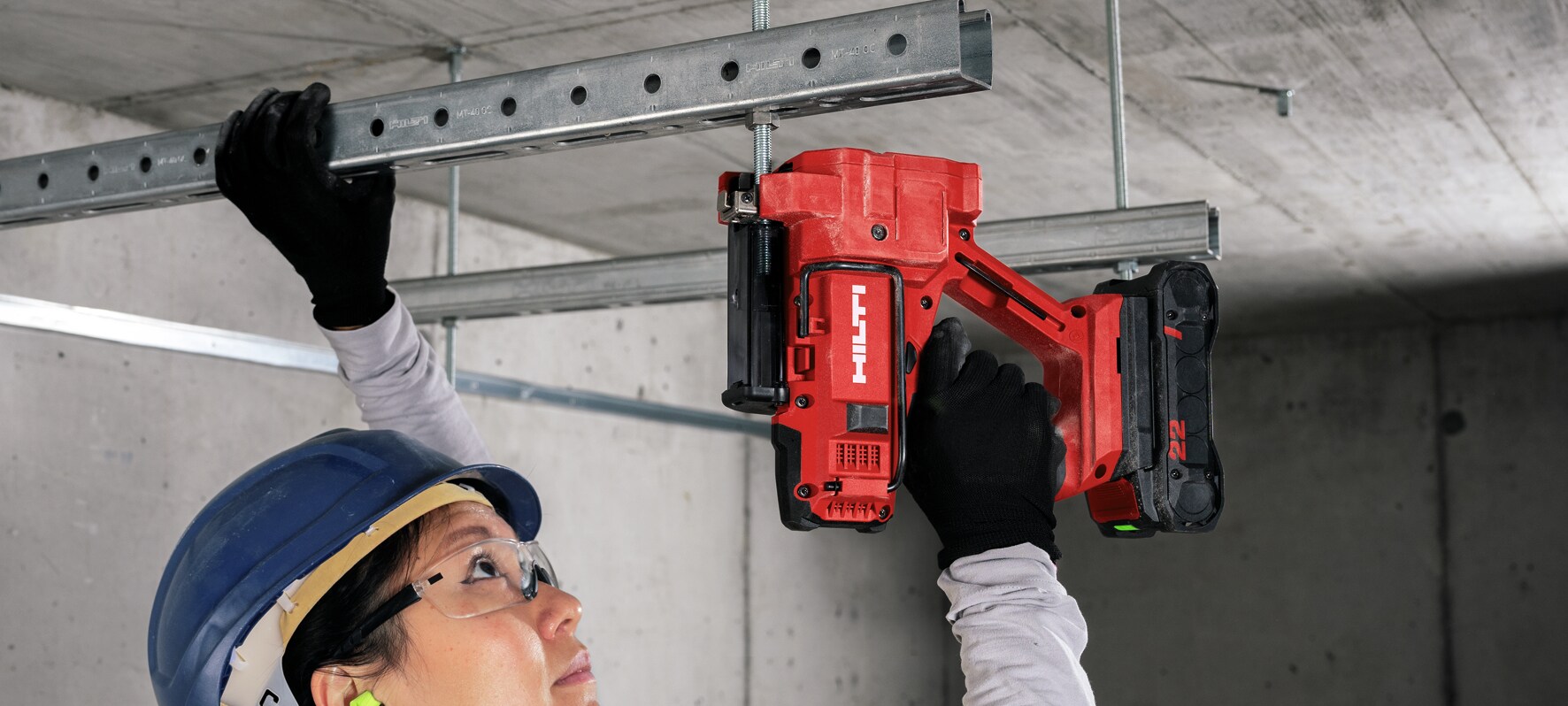 Draadstangensnijder Hilti STR 4-22 gebruikt om een bevestigingsstang voor een metalen rail aan het plafond te snijden