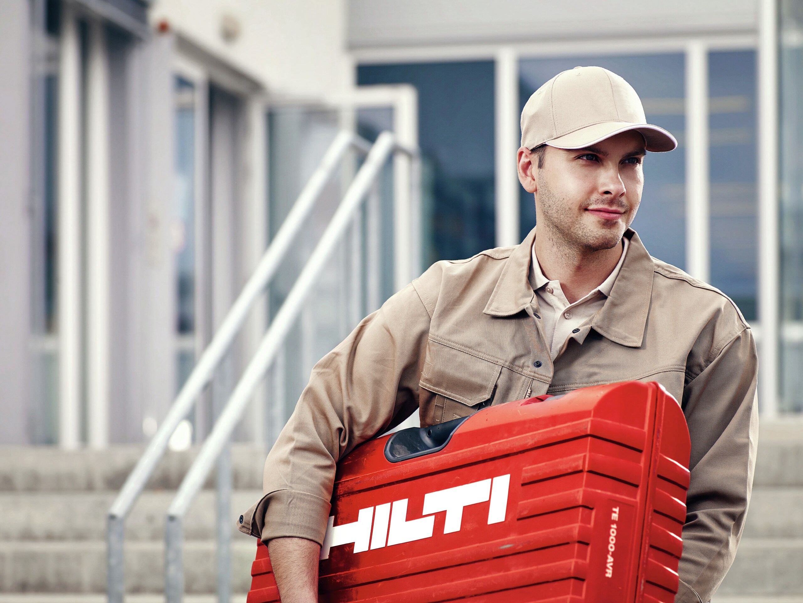 Un homme avec un coffret rouge Hilti