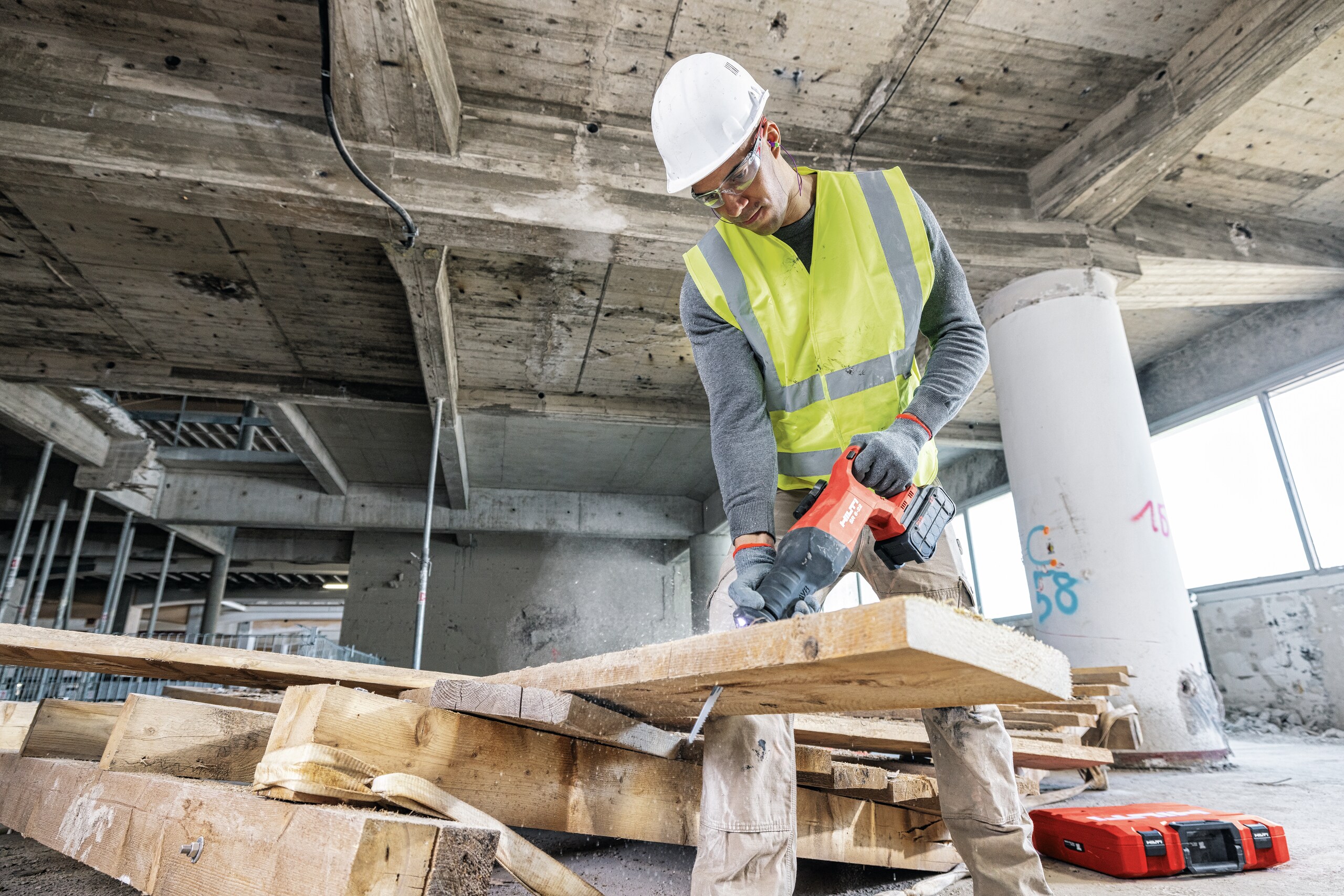 Cutting wood with SR 6-22 on a jobsite