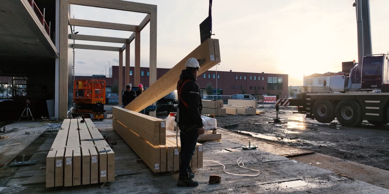 Afbeelding van houtelementen die geplaatst worden