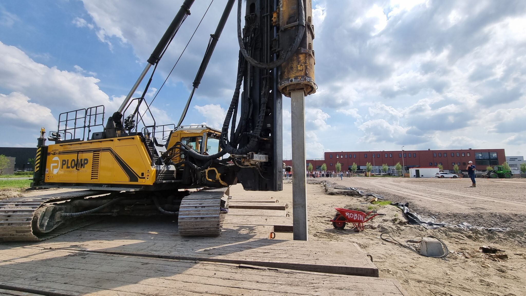 Afbeelding van paal die in de grond gezet wordt