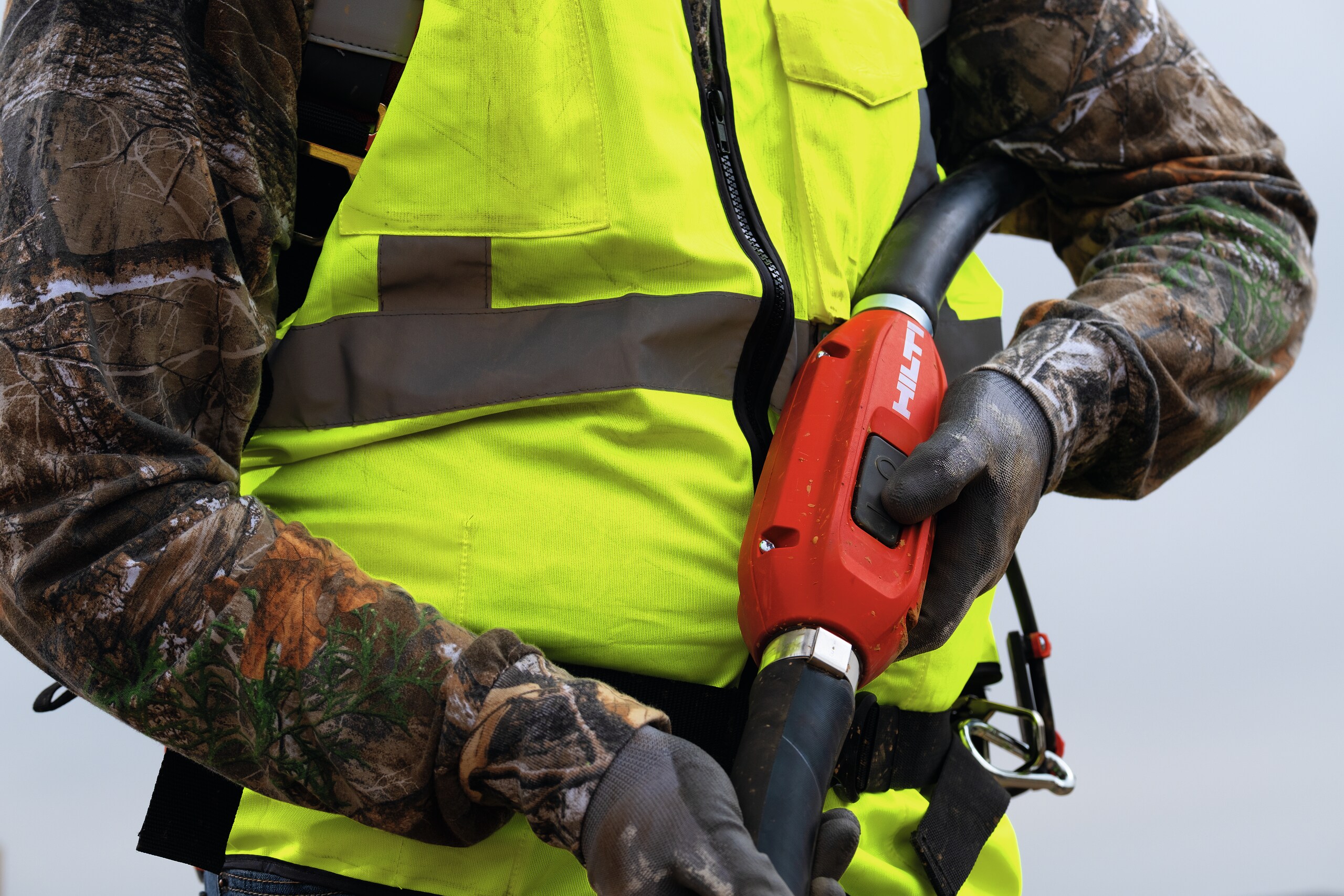 Application image of the cordless concrete vibrator NCV 10-22 with whip main switch