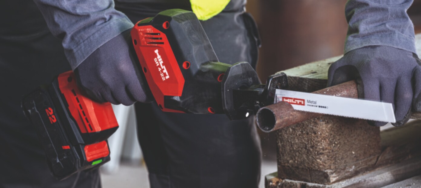 Reciprozaag SR 4-22 gebruikt voor het snijden van een metalen buis