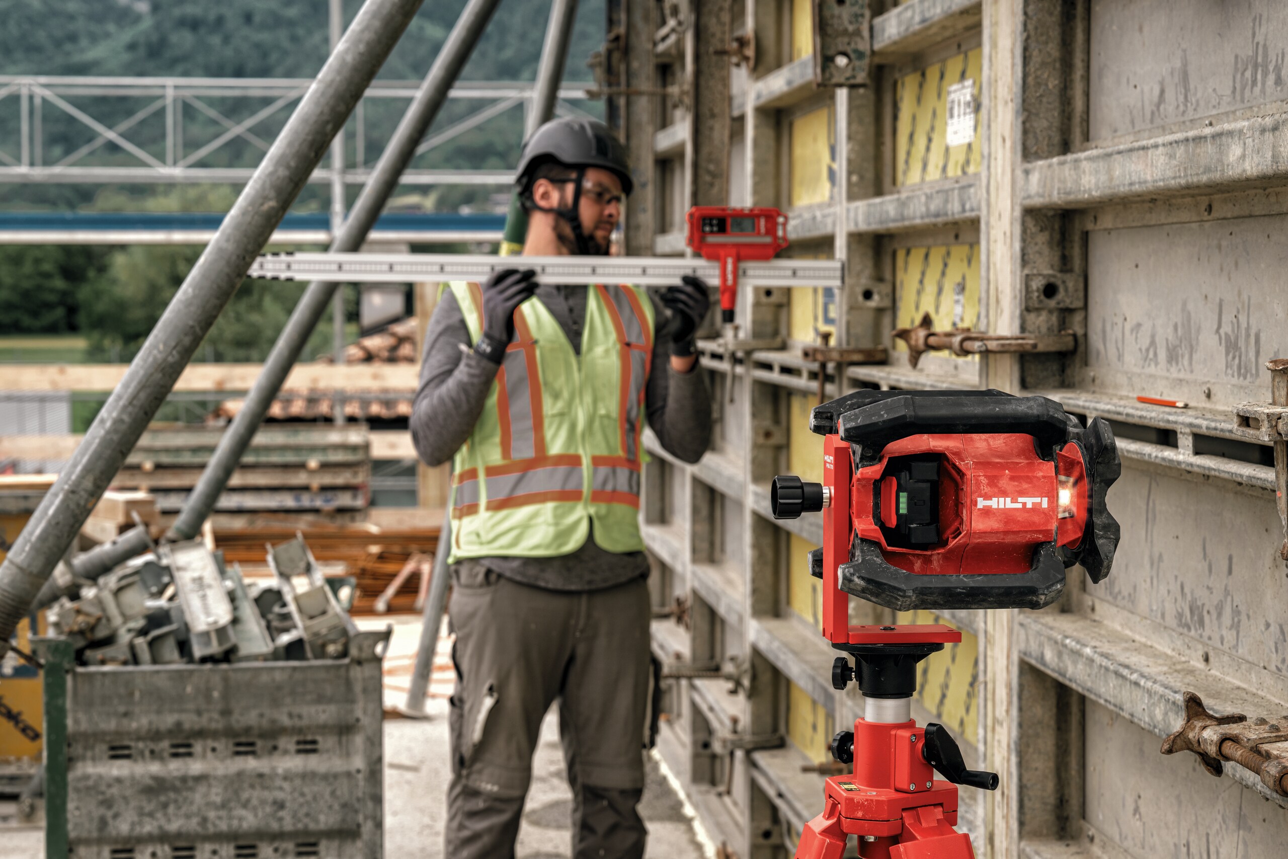 The PR 400 delivers exterior rotary laser level features with automatic functions for long-distance levelling, aligning, squaring and dual slope capabilities.