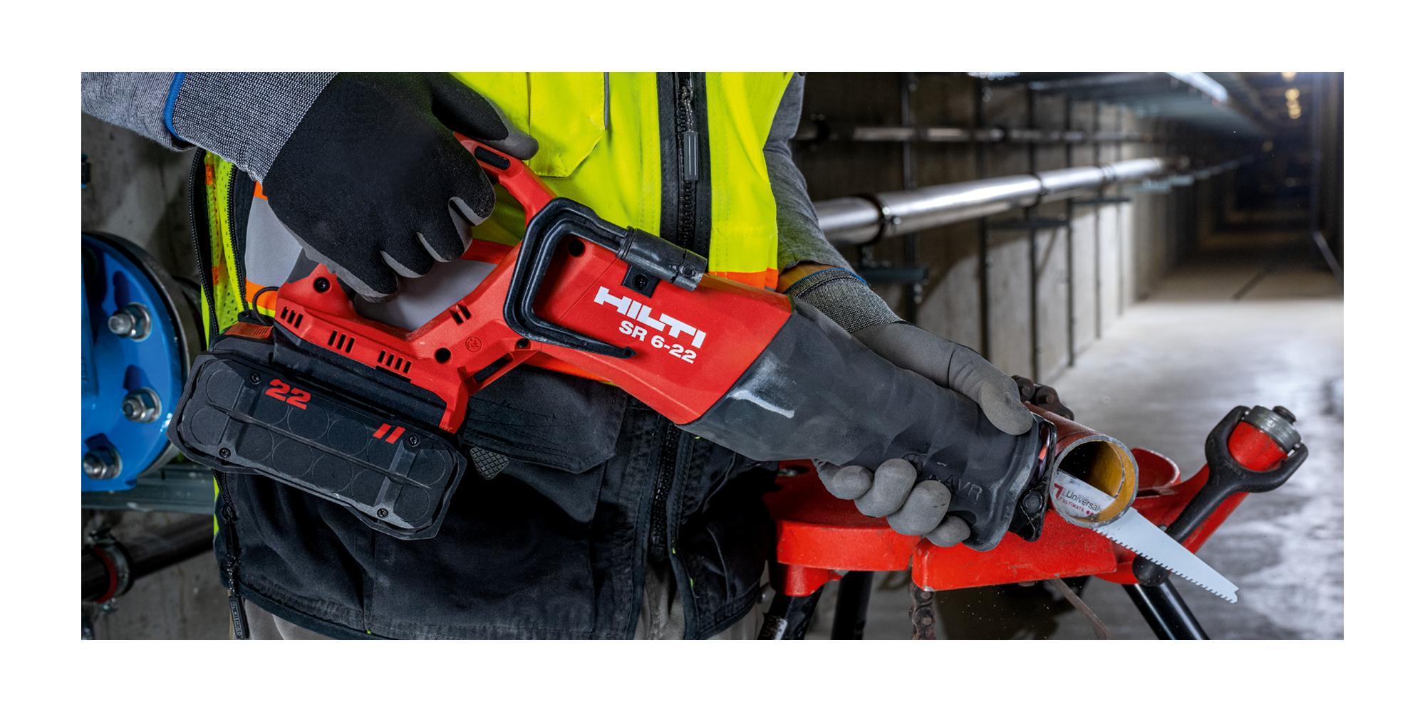 mies käyttää puukkosahaa