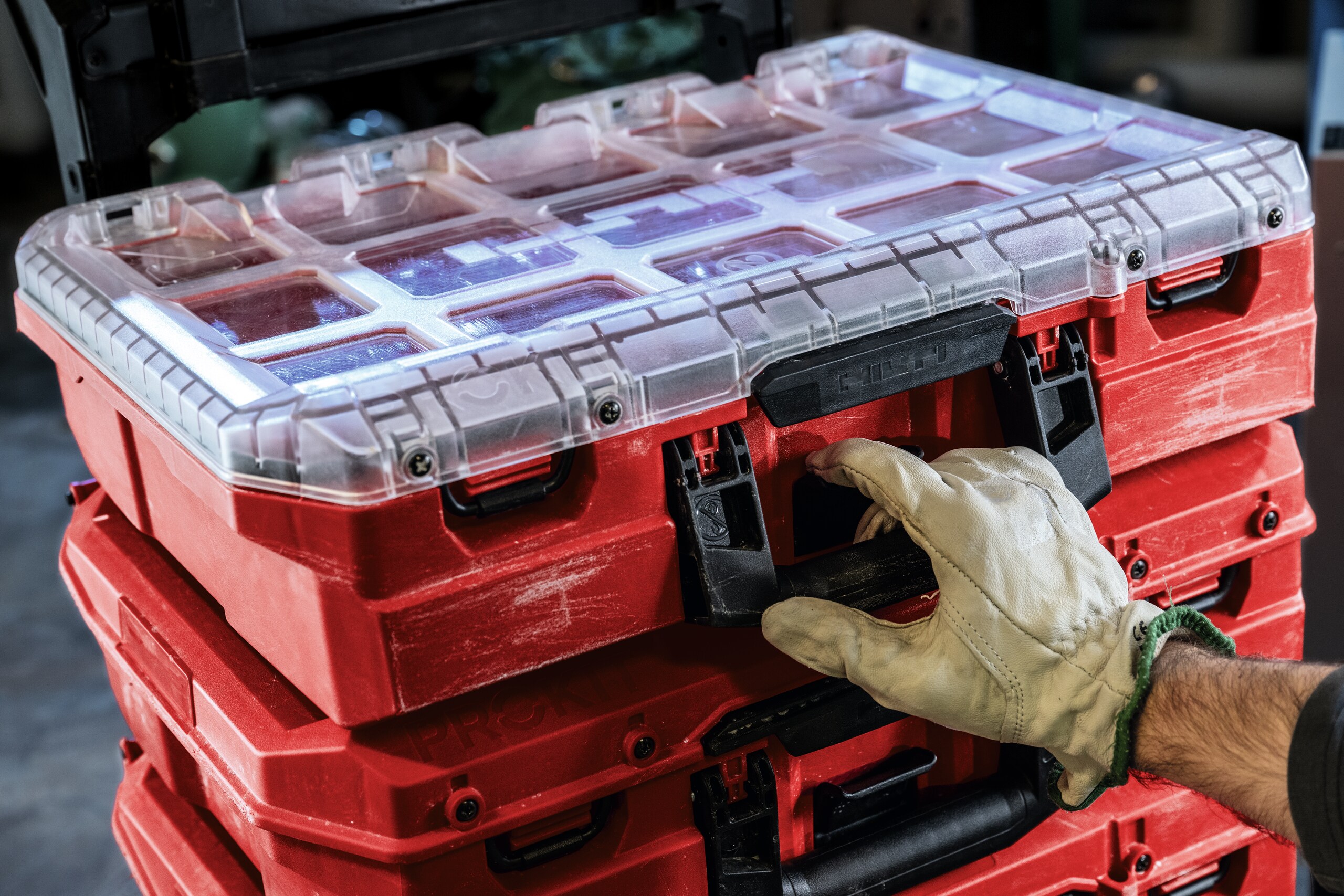 One-handed stacking and unstacking of ProKit cases plus auto-latch lids to prevent spills 