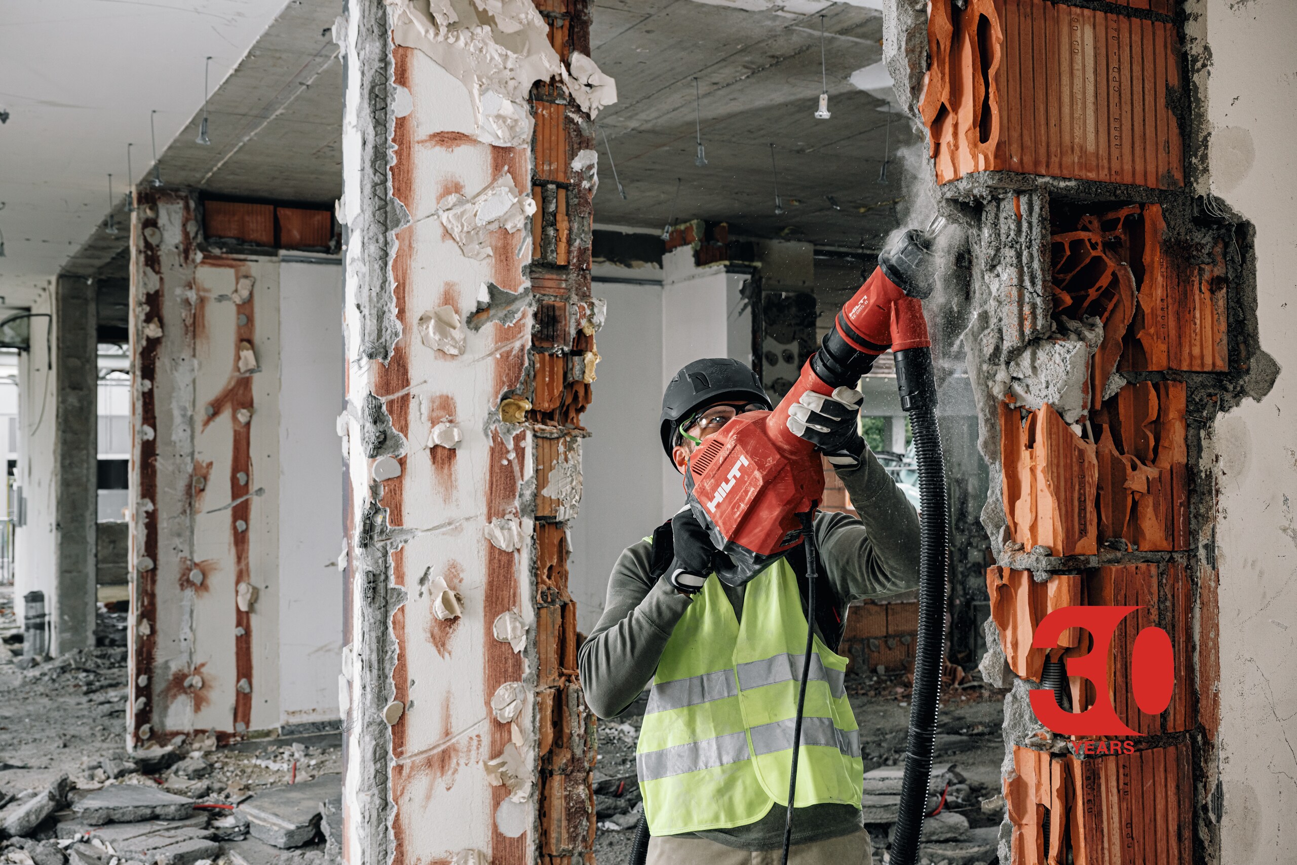 Jobsite worker using TE 600 AVR 