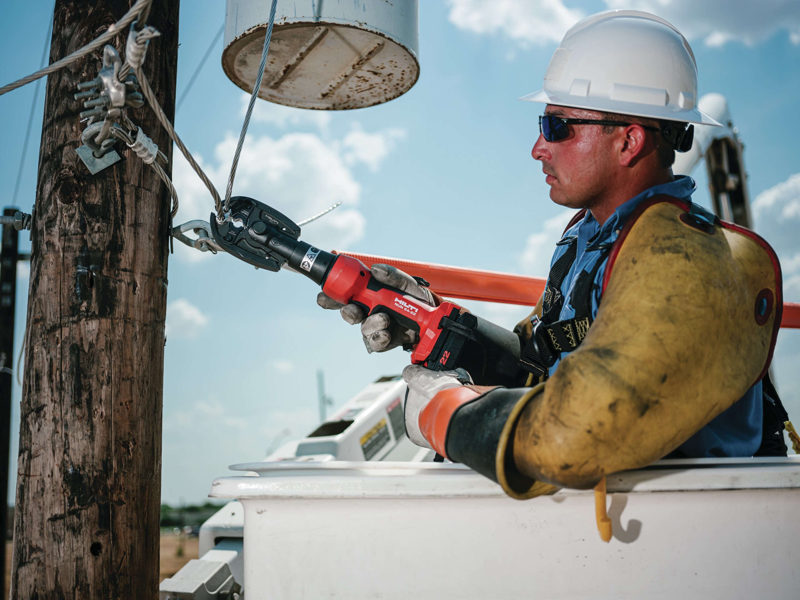 Application image of lineman using NUN 54-22 in a bucket truck for energy and industry. 