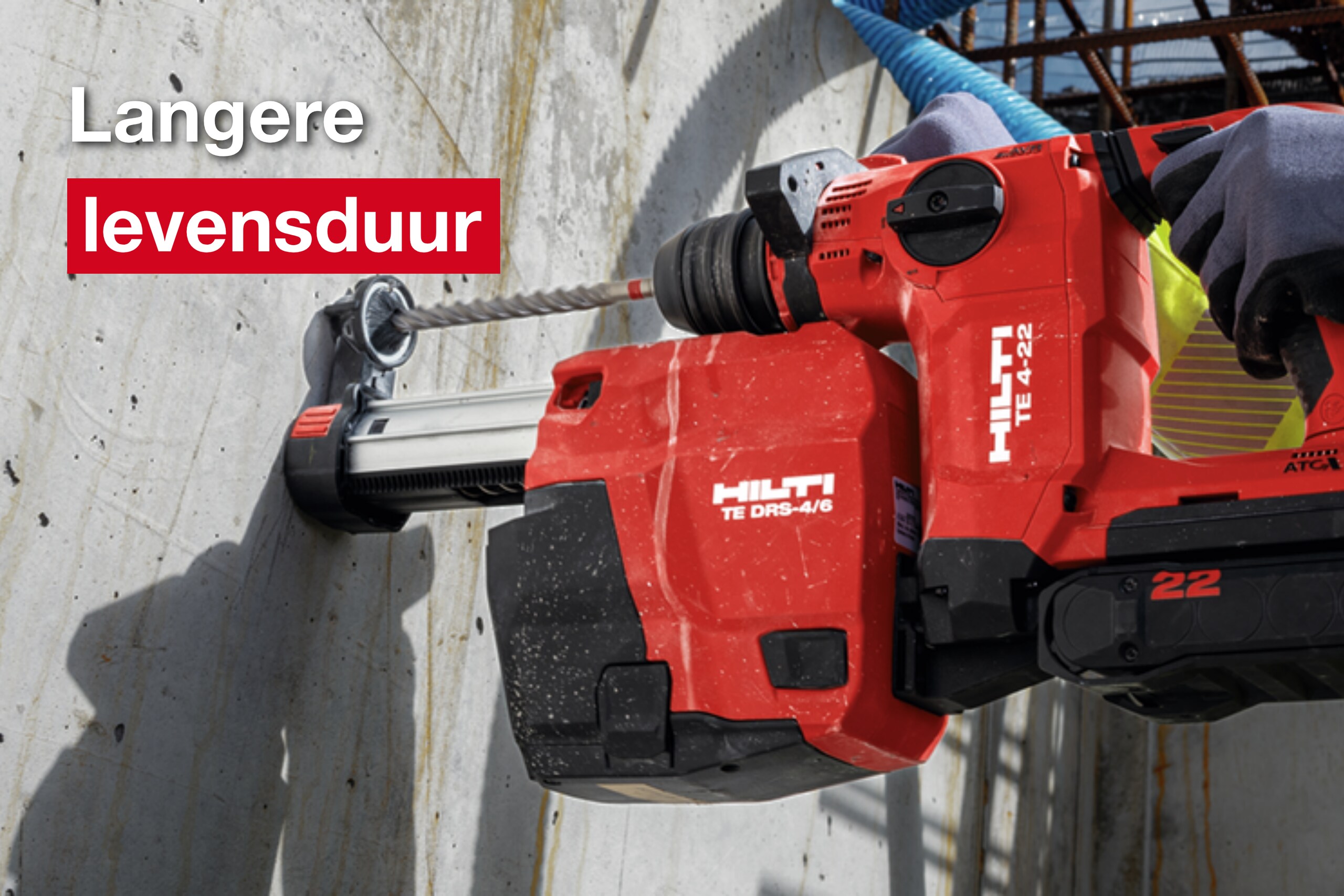 Foto van boorhamer die boort in muur