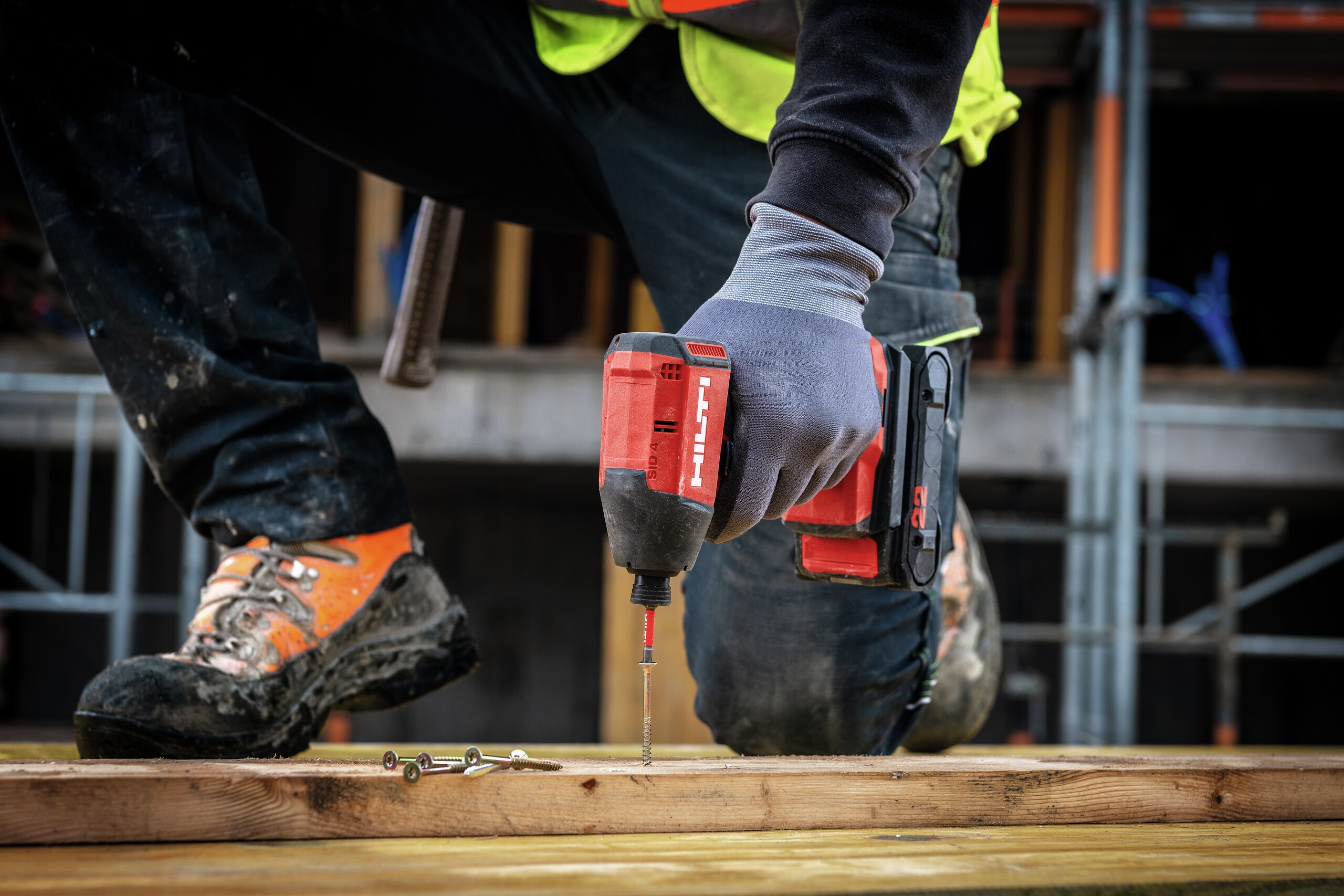 Fastening screws into wood with the SID 4-22 and the B22-55 battery