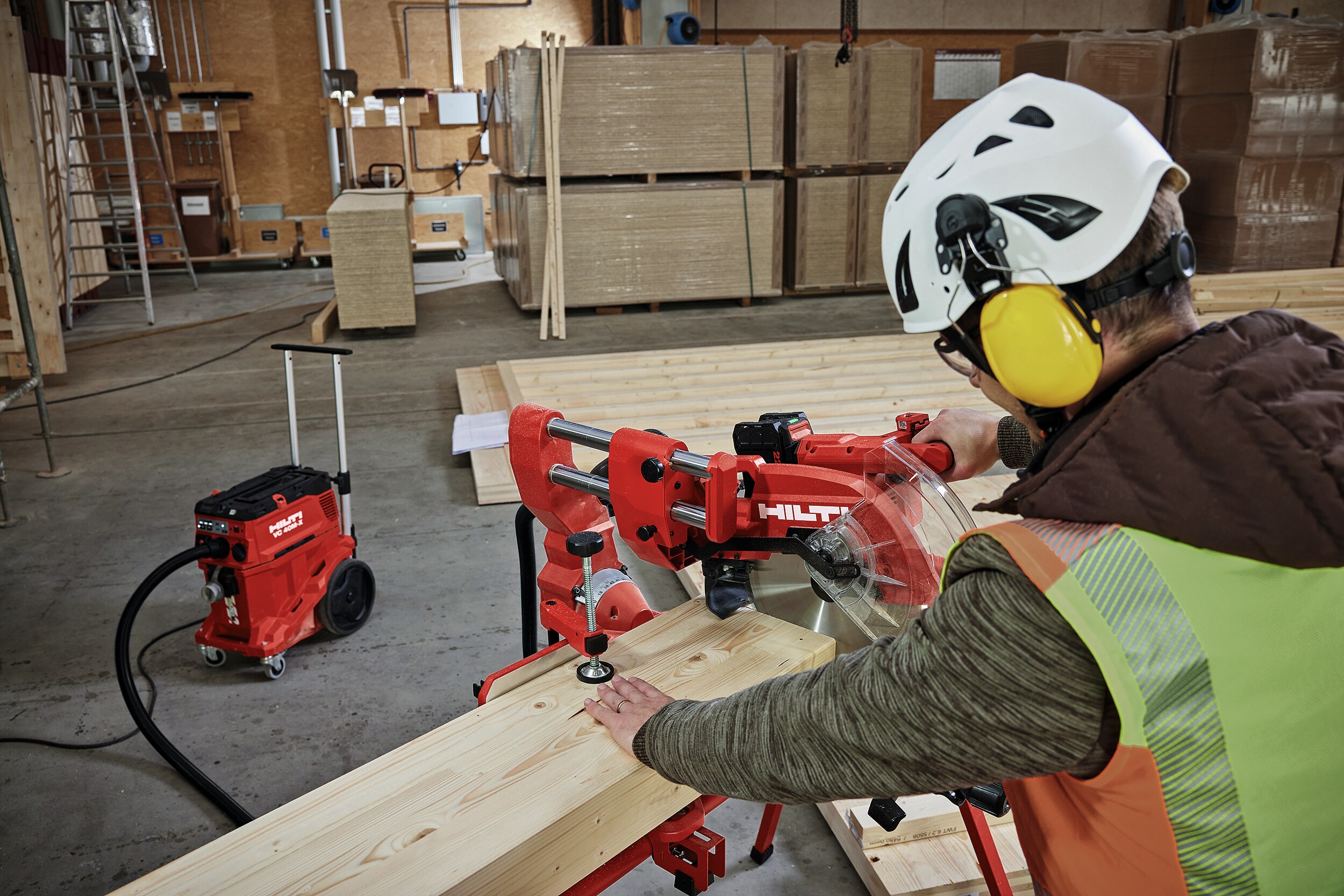 Application picture of the cordless miter saw SM 60-22 attached to the cordless vacuum cleaner VC 4X-22. Wood cutting application. Application without gloves.