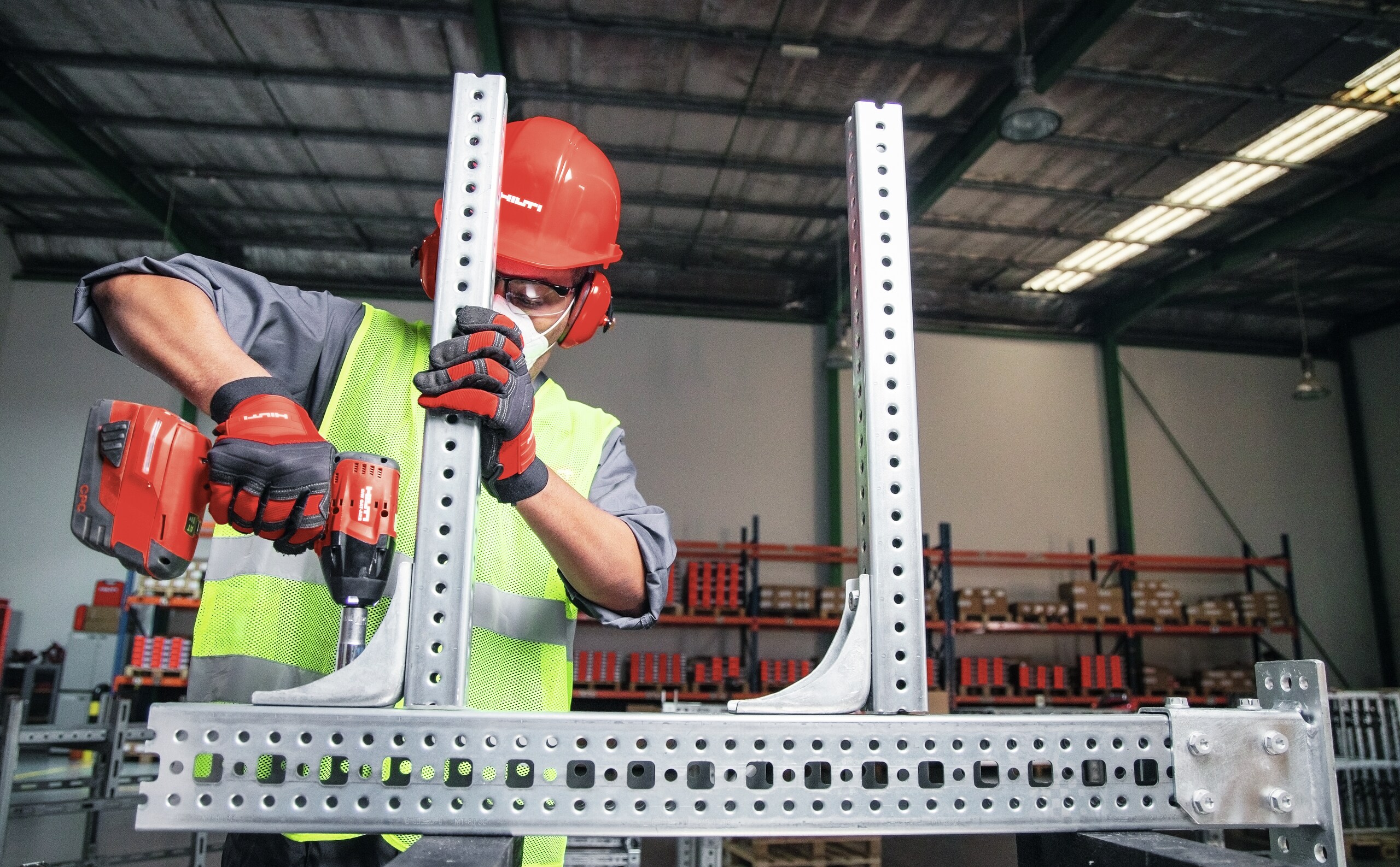 Medewerker stelt kits samen en verpakt modulaire ondersteuningssystemen
