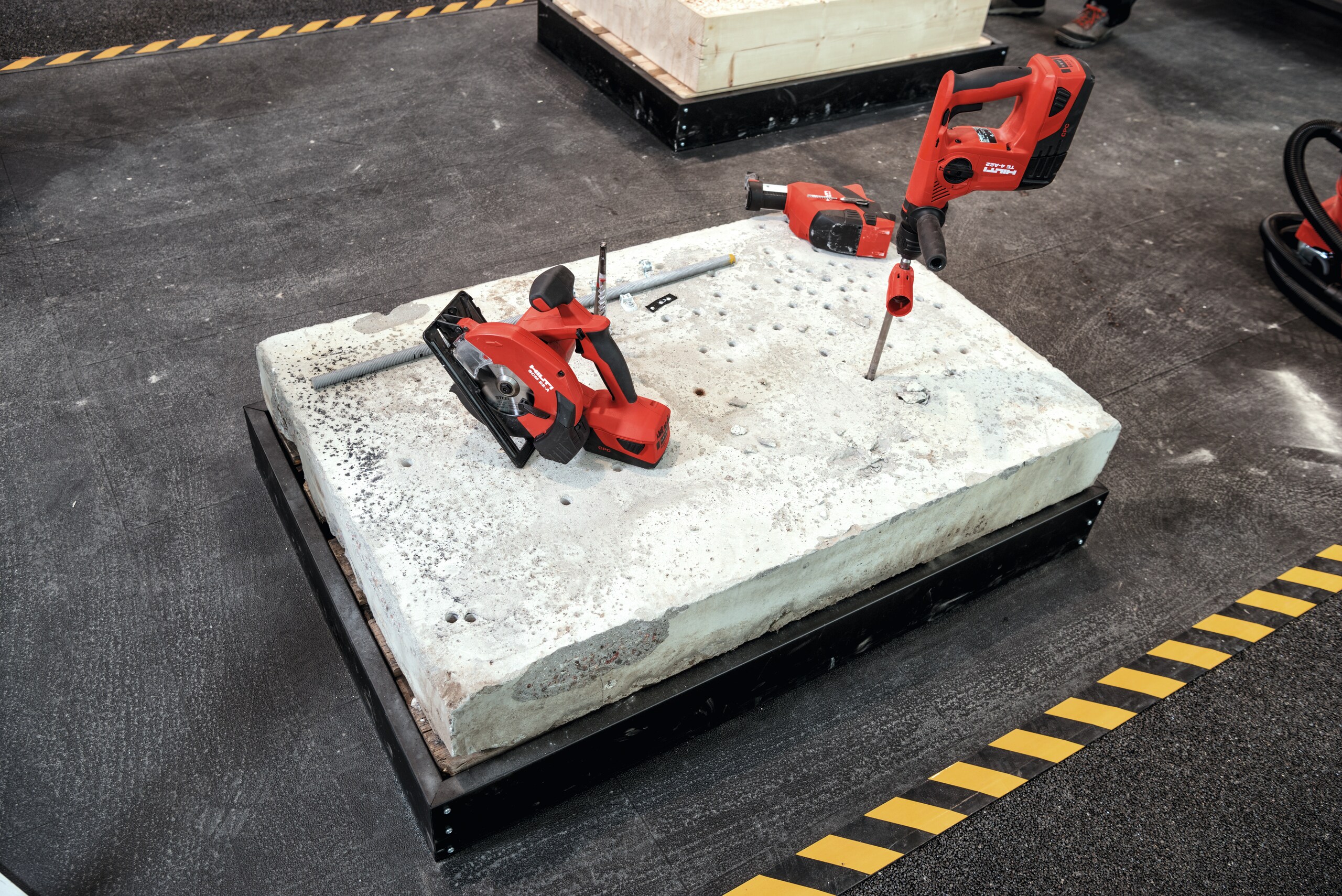 Espaço de demonstração de ferramentas Hilti numa loja Hilti