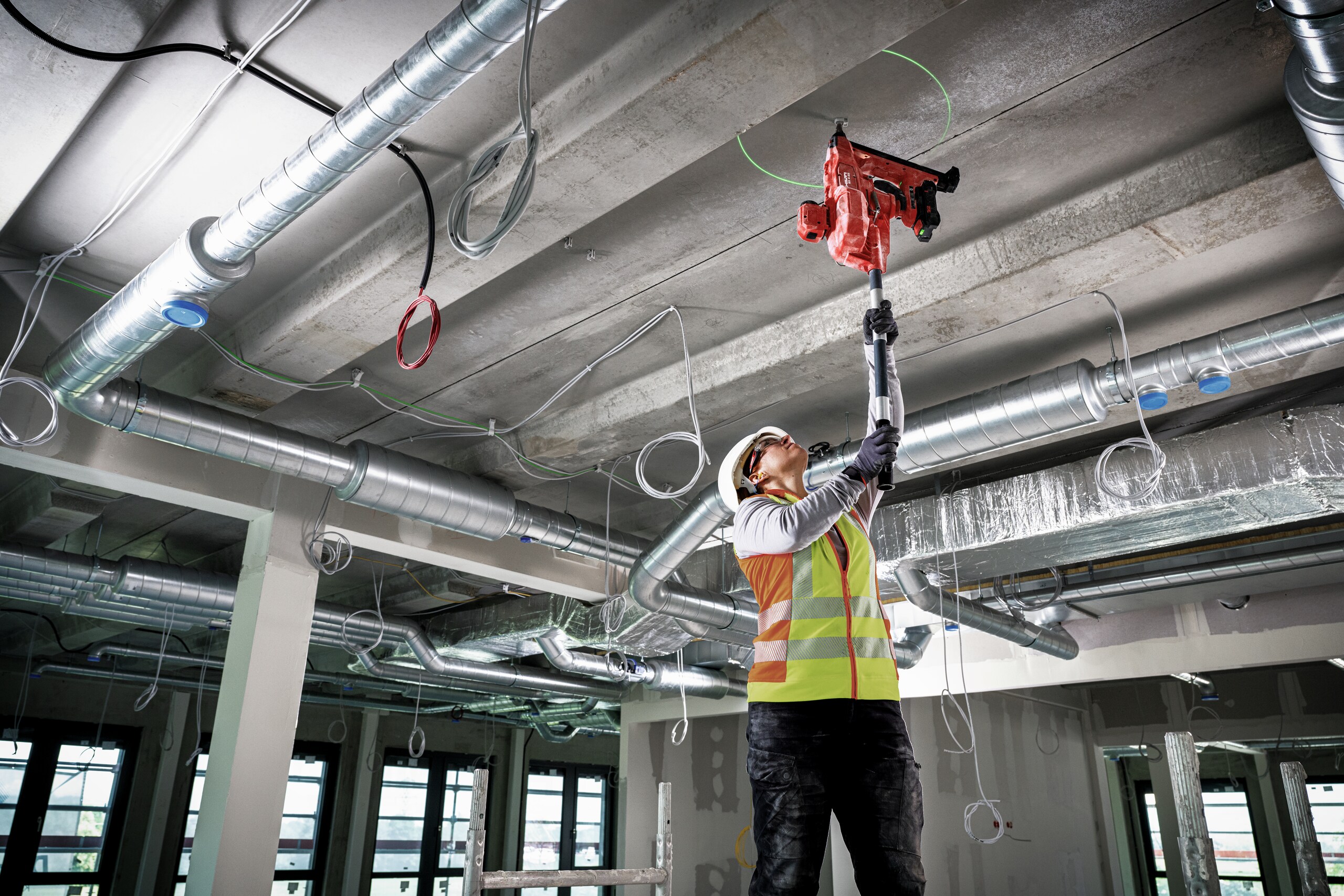 Un électricien en travaillant 