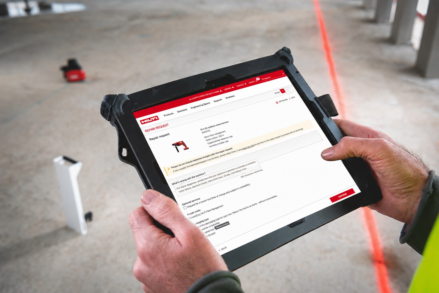 Un client effectue une demande de réparation sur Hilti Online 