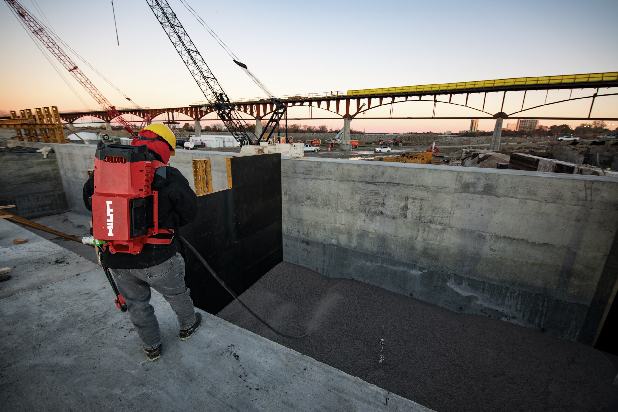 Application image of the cordless concrete vibrator NCV 10-22 with whip in concrete