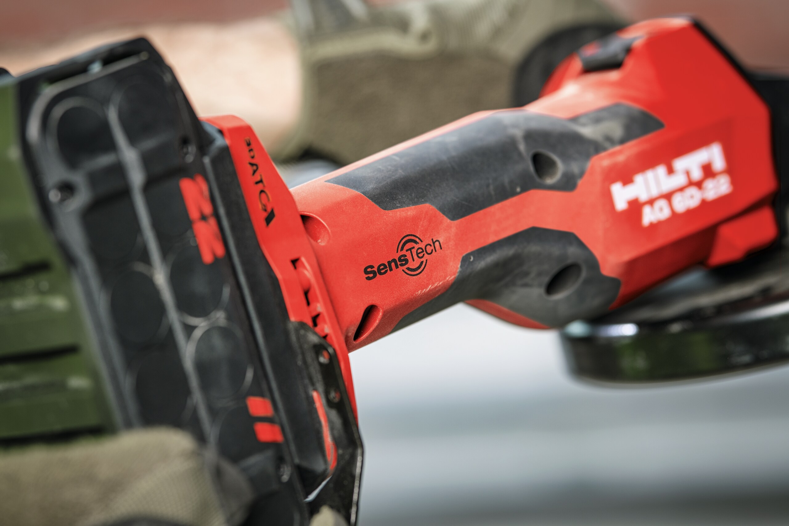 With SensTech, removing your hand from the tool will immediately kill the power – a much safer dead-man’s switch method which can make the difference in a dangerous situation.