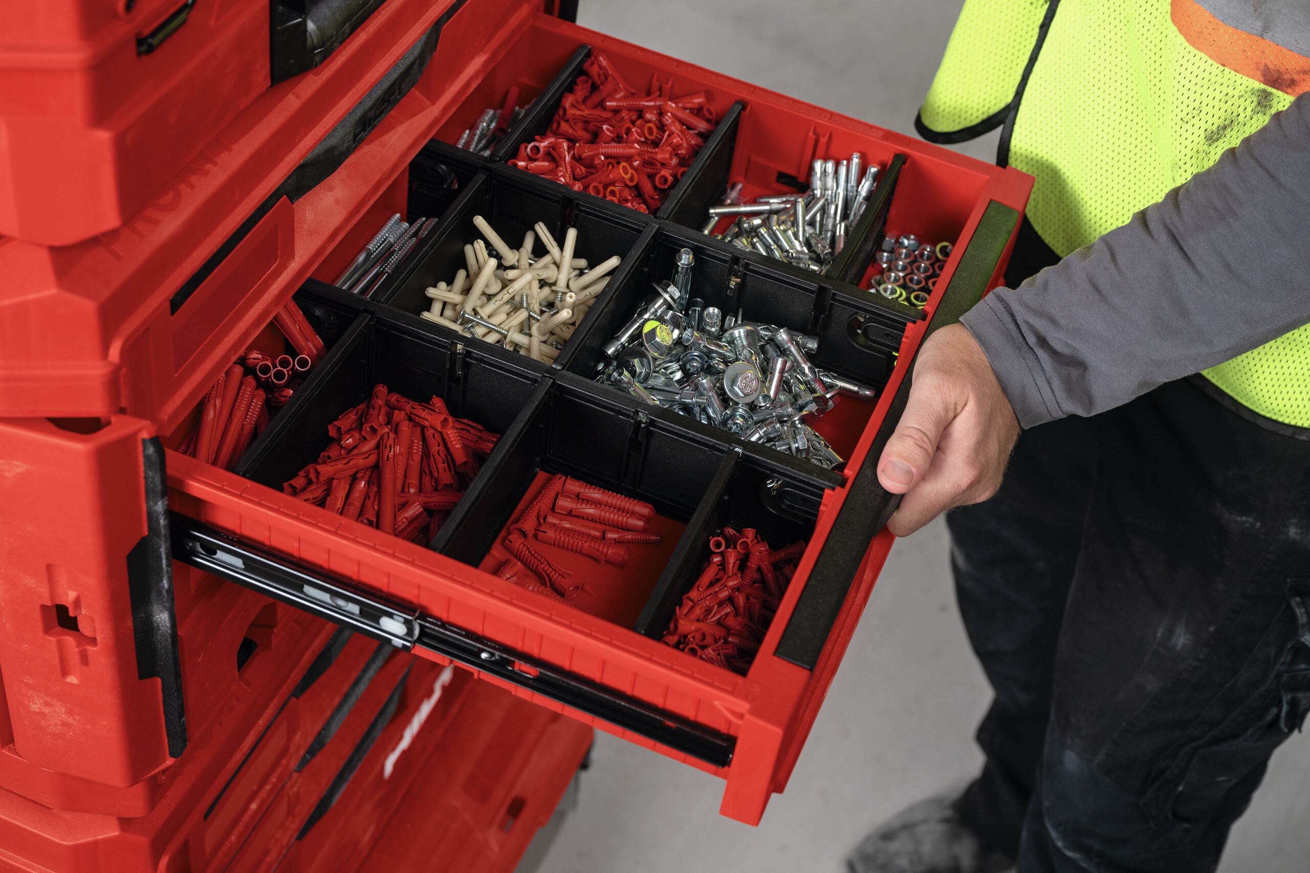 Un ouvrier range une boulonneuse Hilti dans le système de rangement modulaire Prokit
