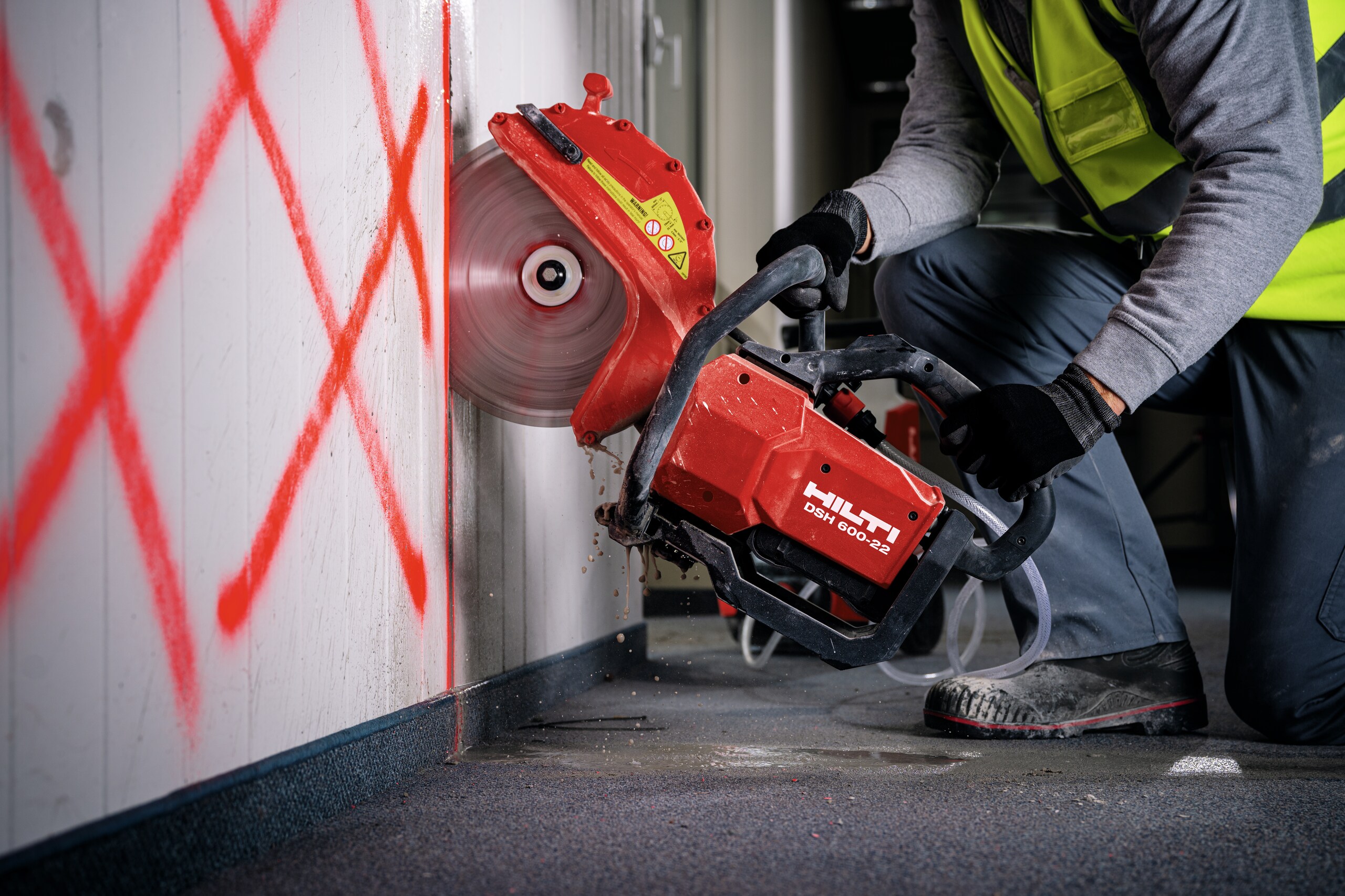 DSH 600-22 with SPX Universal diamond blade and B22-170 battery
