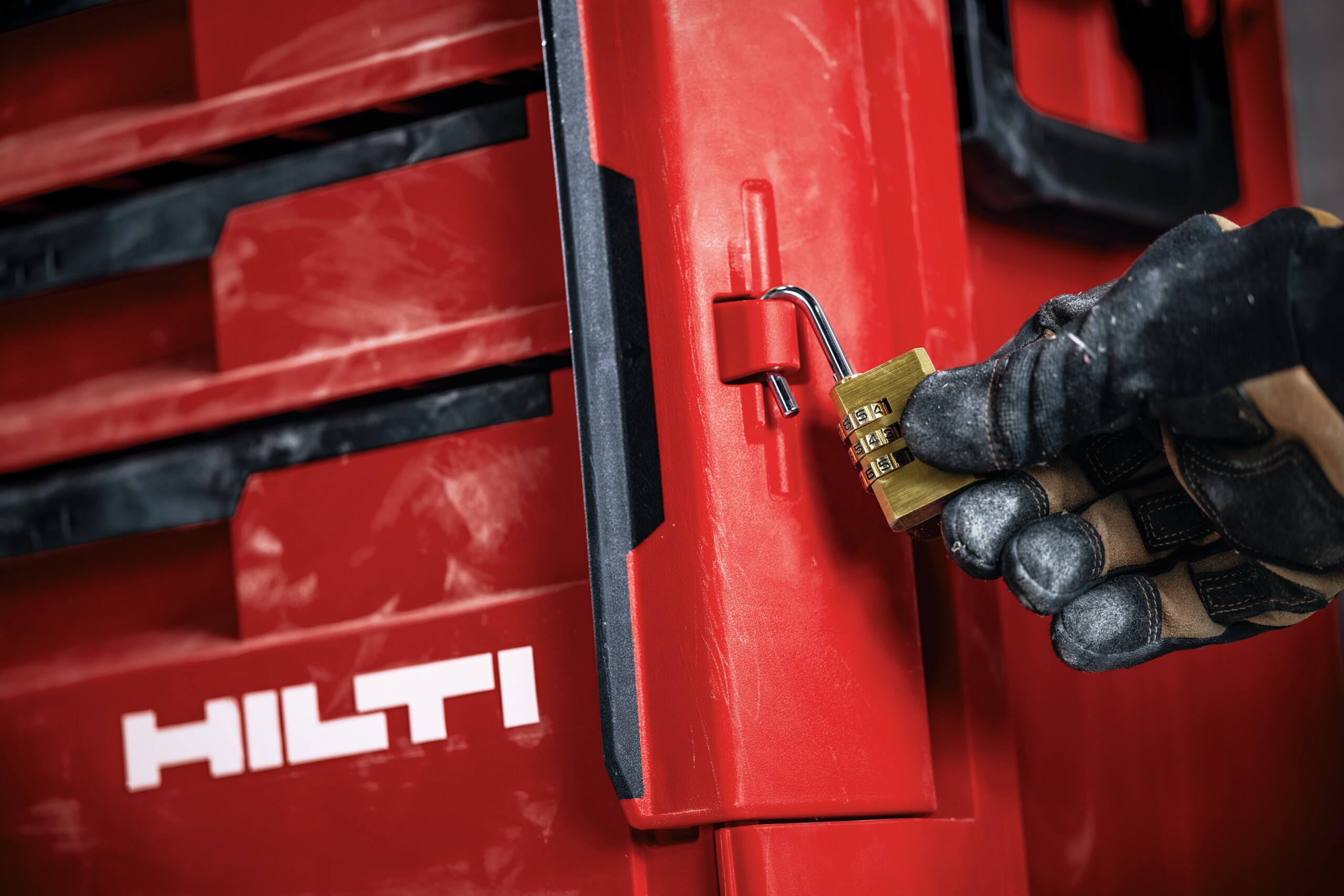 Ouvrier empilant plusieurs compartiments sur un système de rangement modulaire Hilti