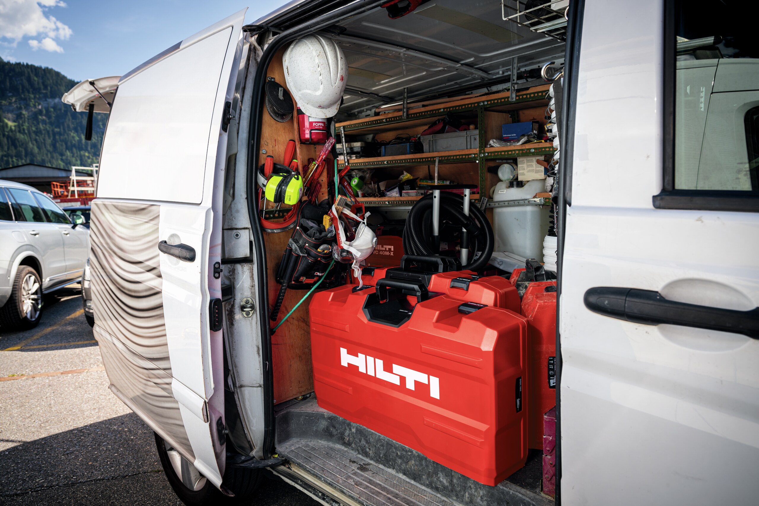 Imagen de la furgoneta del cliente que contiene maletines de herramientas Hilti y otro equipo.